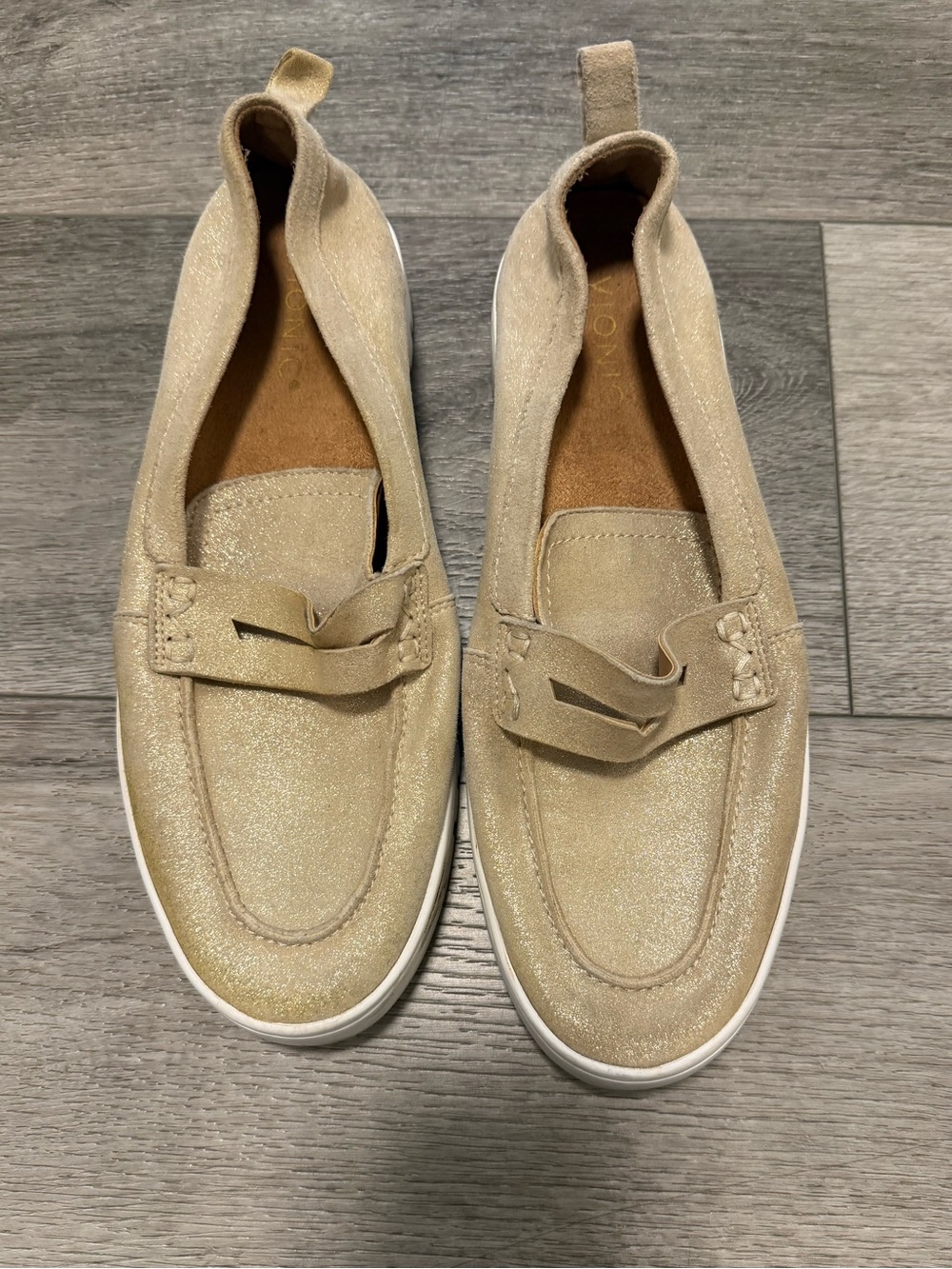 VIONIC Uptown Loafer Womens 9.5 Casual Preppy Comfortable Beige Minimalist gold